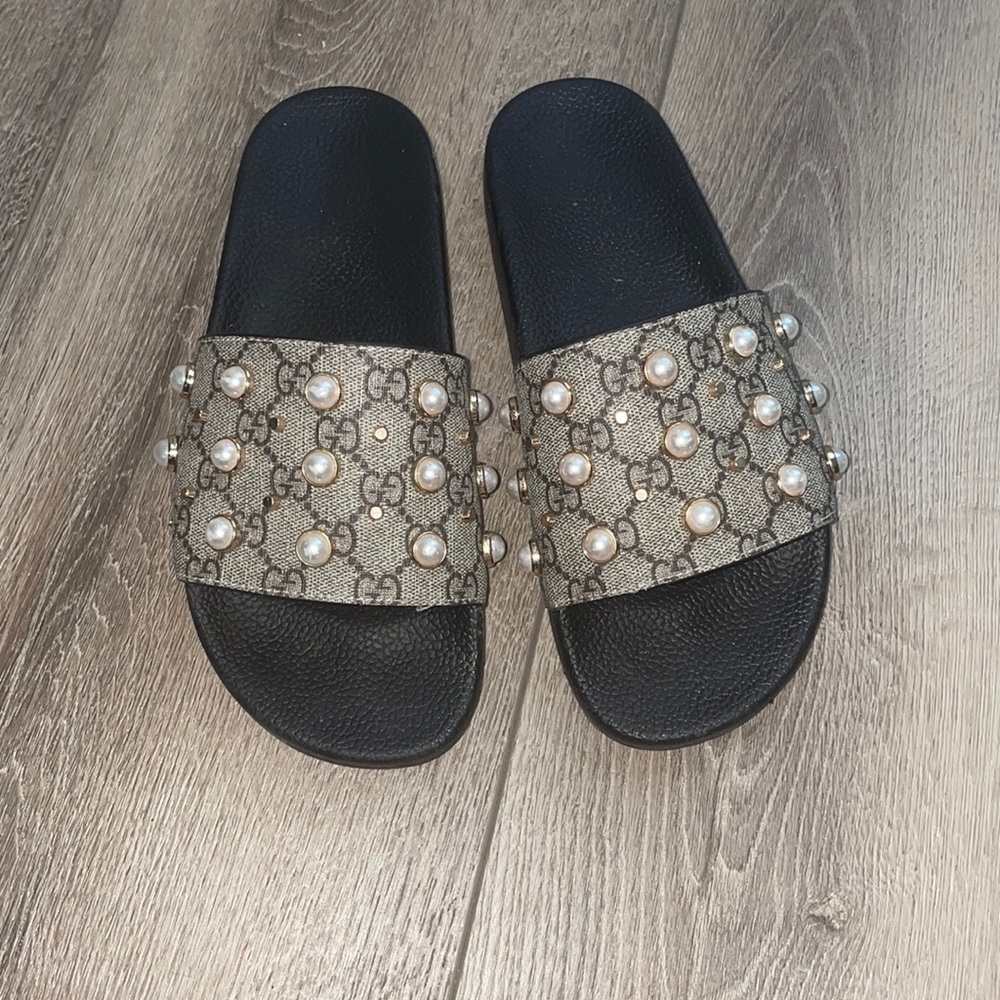Gucci pearl slides…. Size 38 (equivalent to womens 7-8)